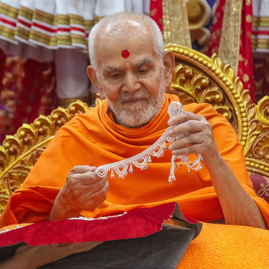 Swamishri observes ornaments