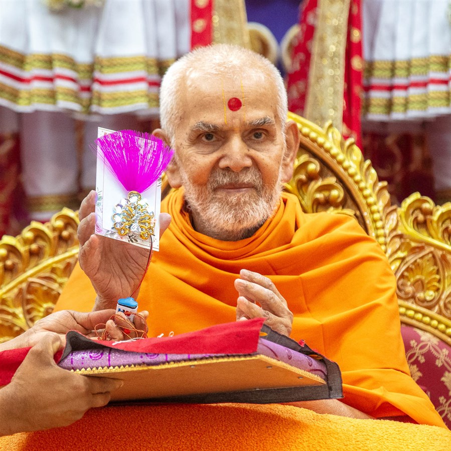 Swamishri displays an ornament