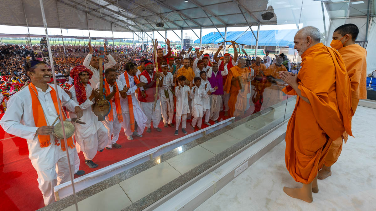 Tribal children and youths rejoice before Swamishri