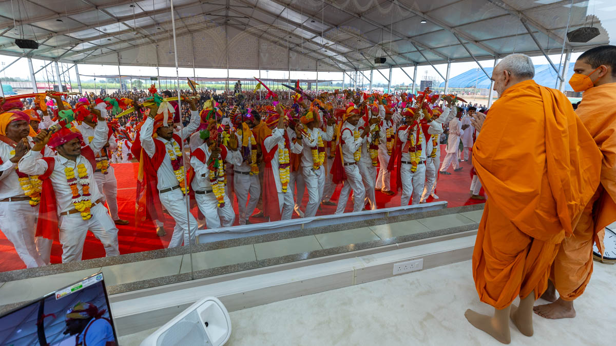 Tribal youths rejoice before Swamishri