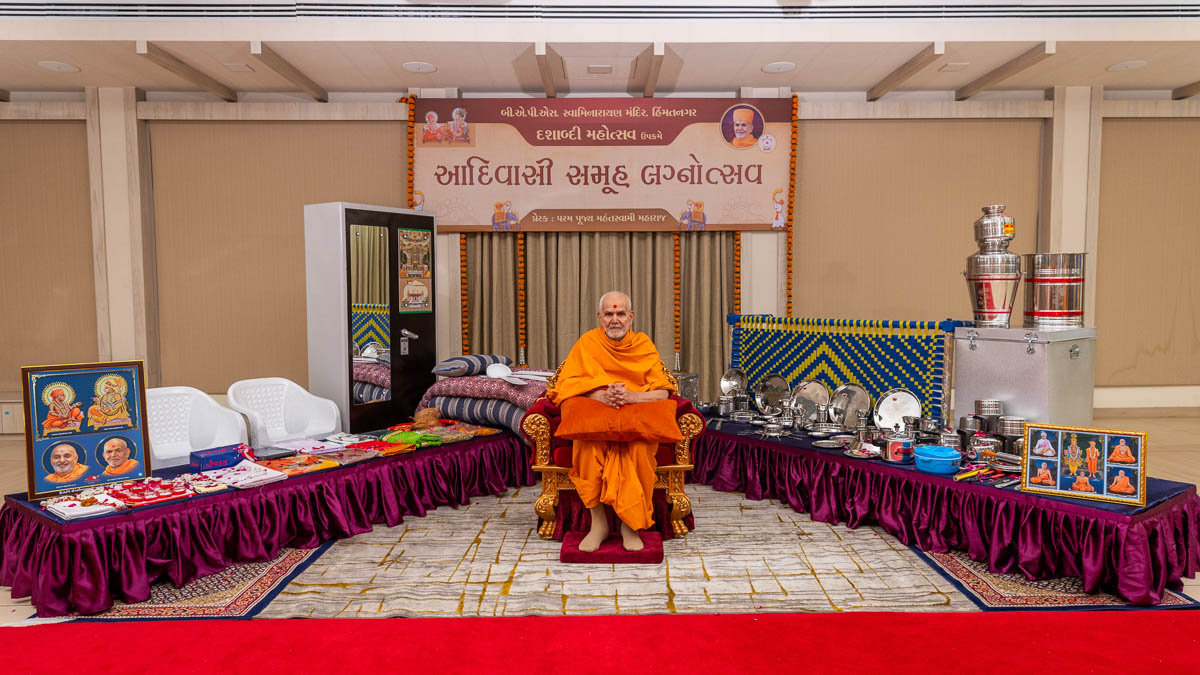 Swamishri sanctifies items to be given to newly married couples