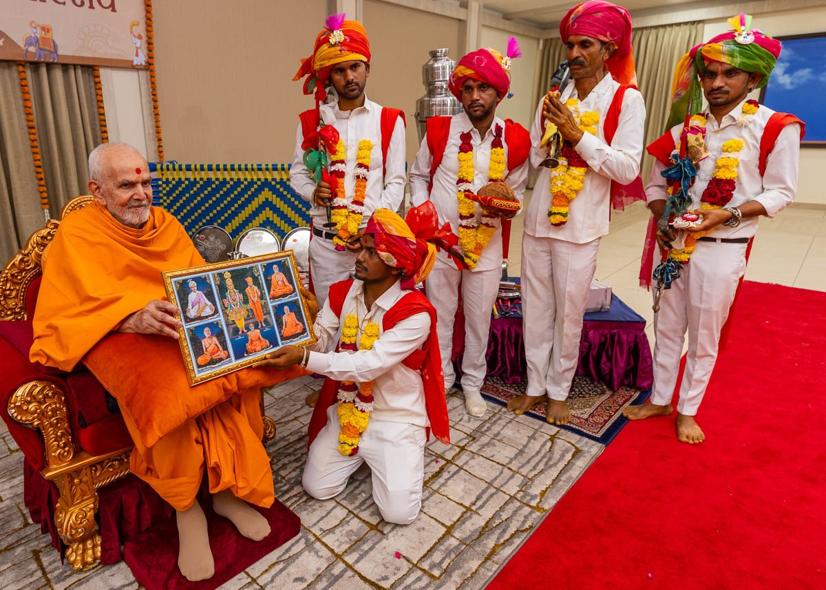 Tribal youths with Swamishri
