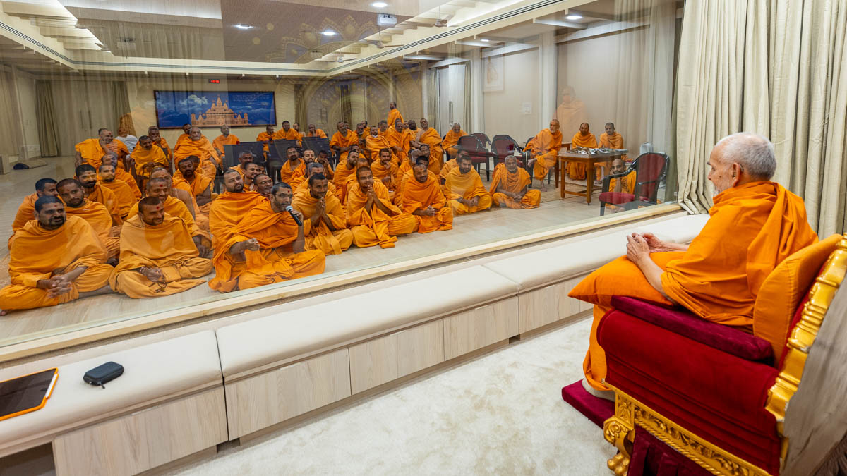 Adarshjivan Swami in conversation with Swamishri during the afternoon assembly