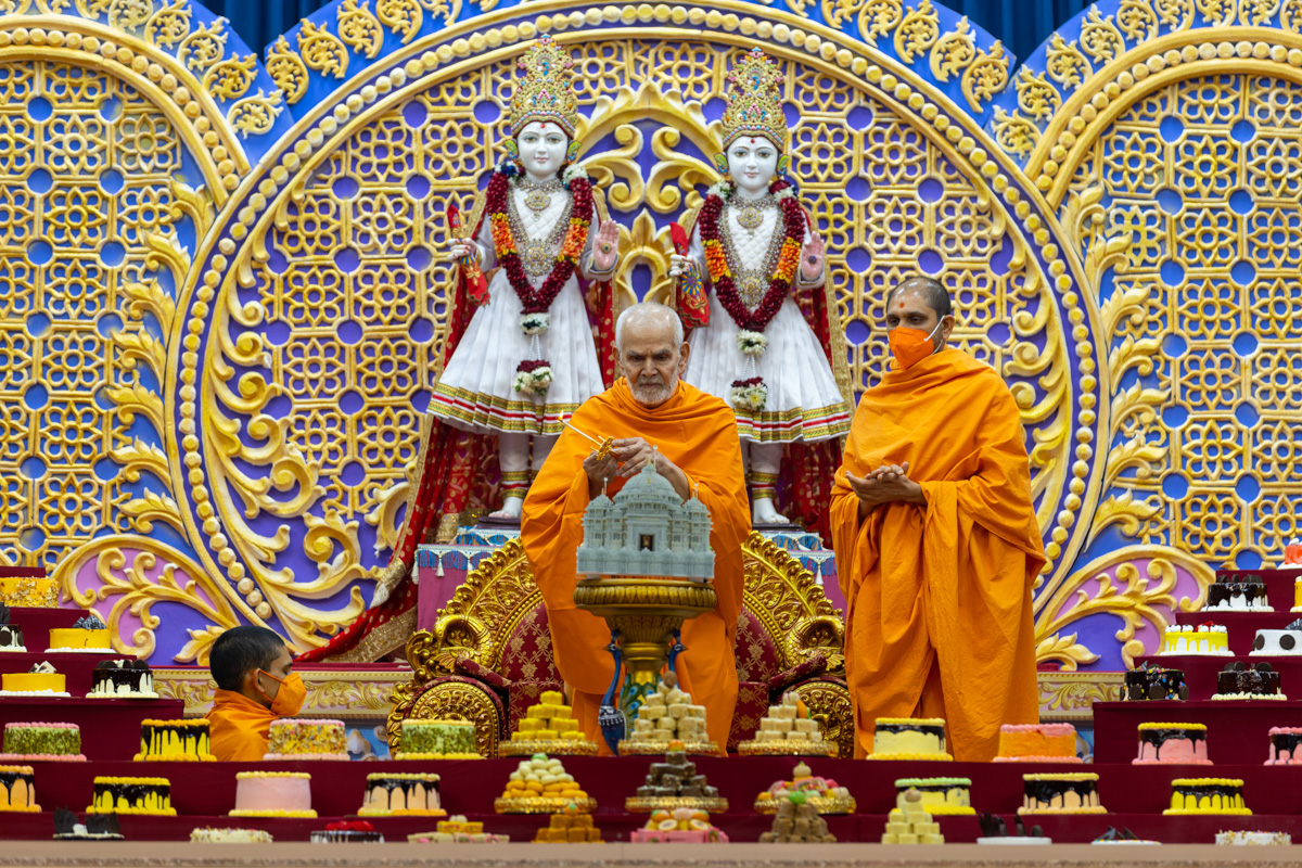 Param Pujya Mahant Swami Maharaj performs the morning arti on 102nd birthday celebration of HH Pramukh Swami Maharaj