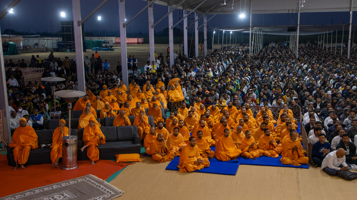 Swamis and devotees doing darshan of Swamishri