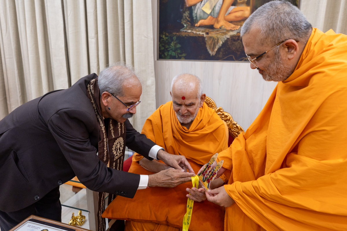 Shri Harikrishna Maharaj and Shri Gunatitanand Swami Maharaj sanctify a Doctor of Science (D.Sc. Honoris Causa) award offered by Prof. Virendra Kumar Tewari, Director, IIT Kharagpur