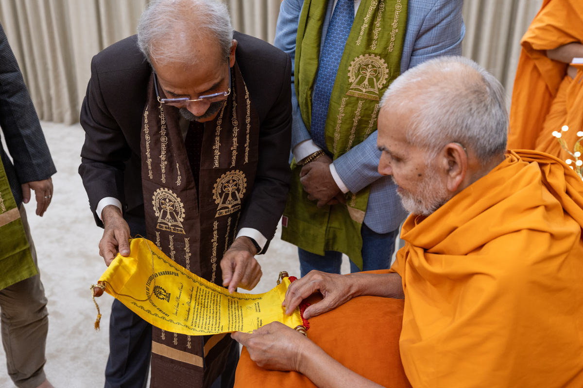 Swamishri observes a certificate