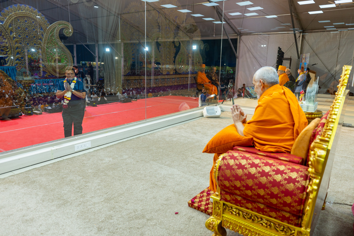 An invited guest doing darshan of Swamishri