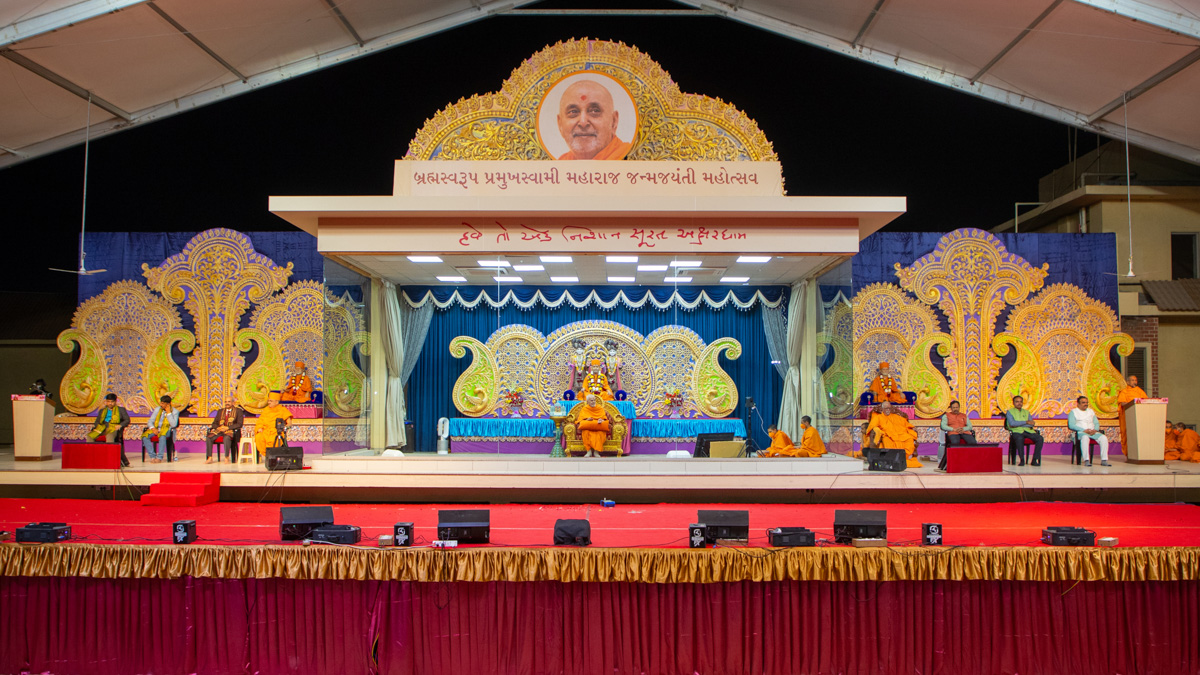 Swamishri, swamis and dignitaries on the stage
