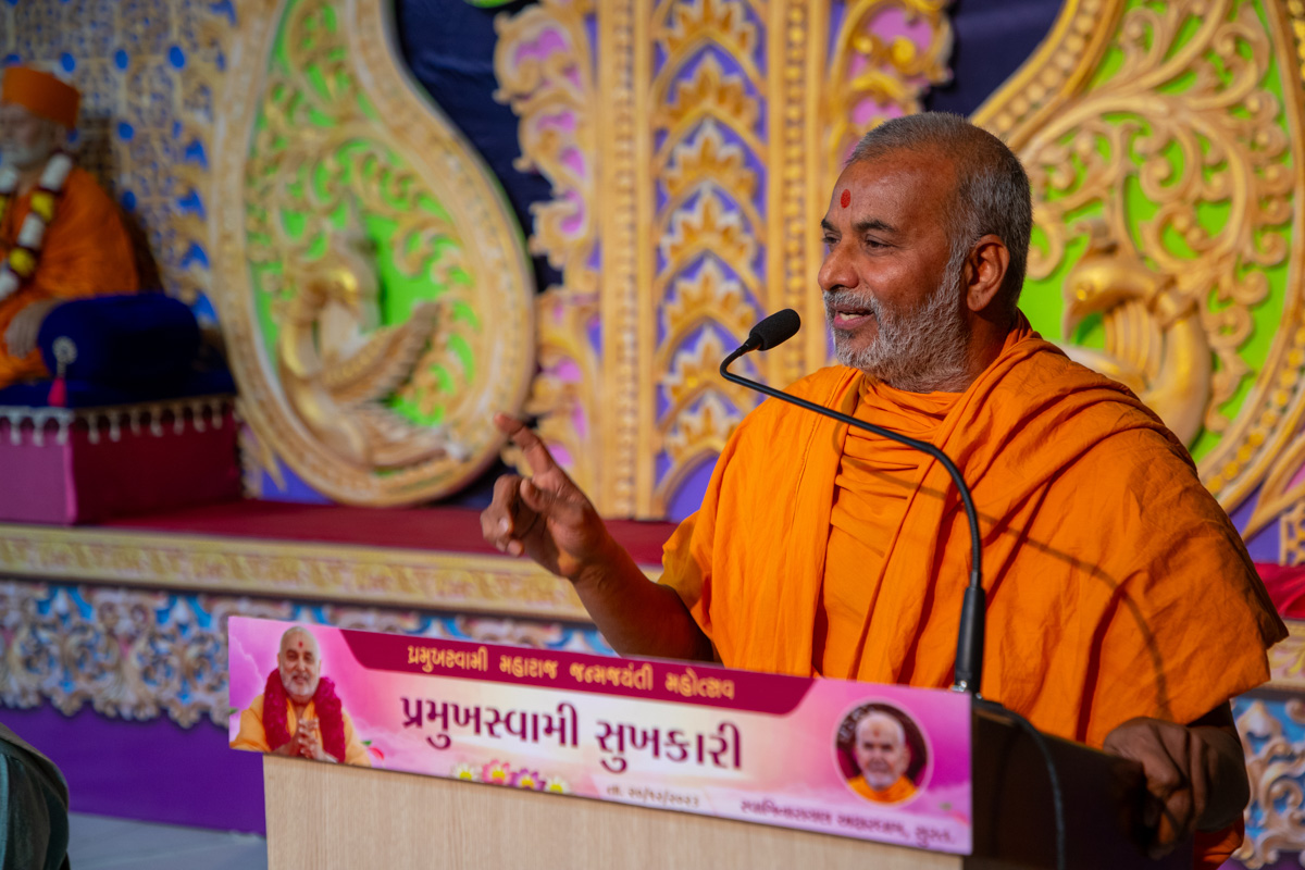 Prabhucharan Swami addresses the assembly