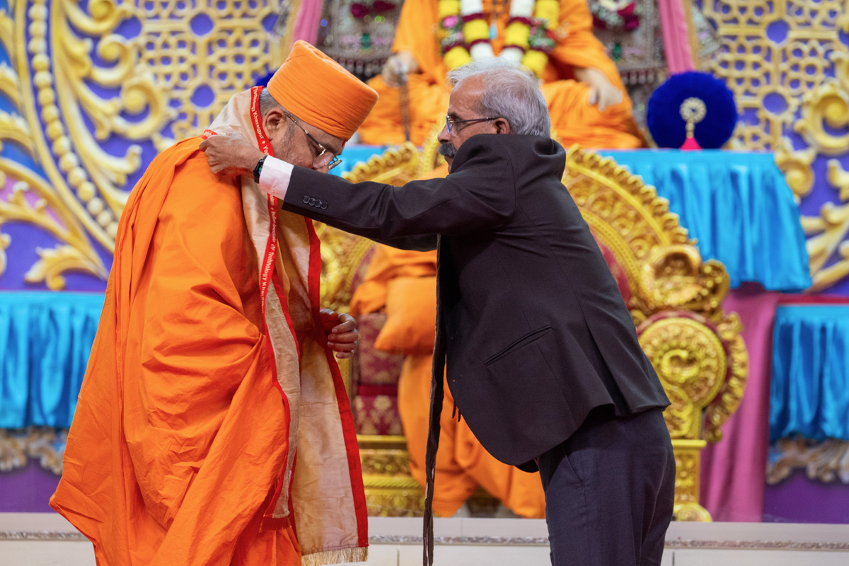 Prof. Virendra Kumar Tewari honors Bhadresh Swami
