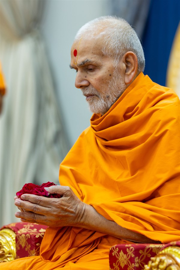 Swamishri offers mantra-pushpanjali on the 102nd birthday celebration of HH Pramukh Swami Maharaj