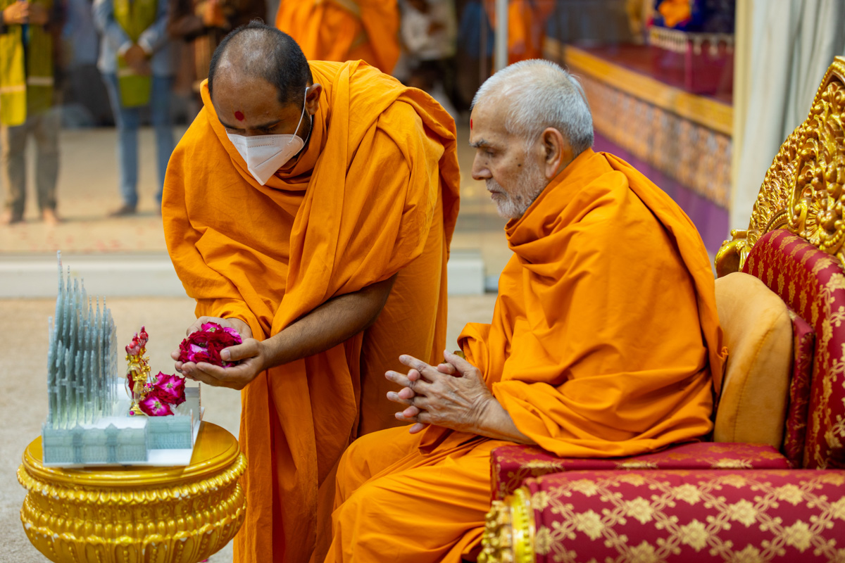 Gurudarshan Swami offers flowers to Shri Harikrishna Maharaj and Shri Gunatitanand Swami Maharaj