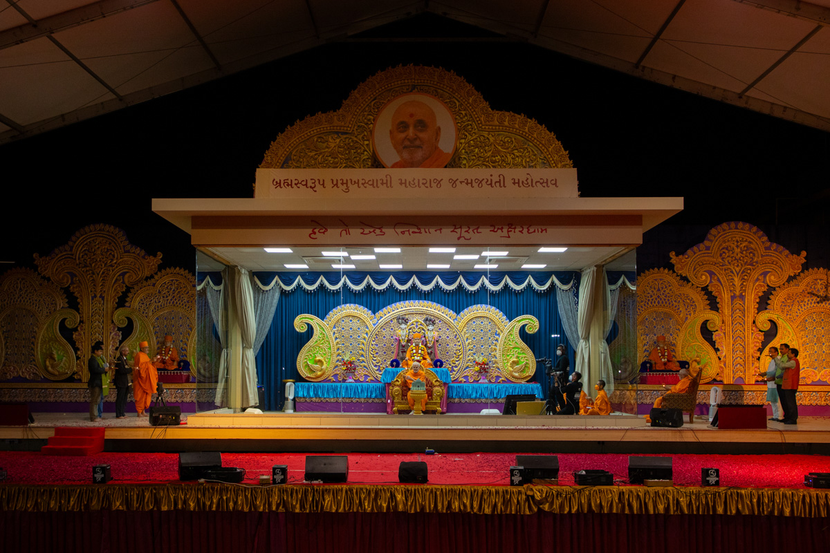 Swamishri and dignitaries perform the evening arti