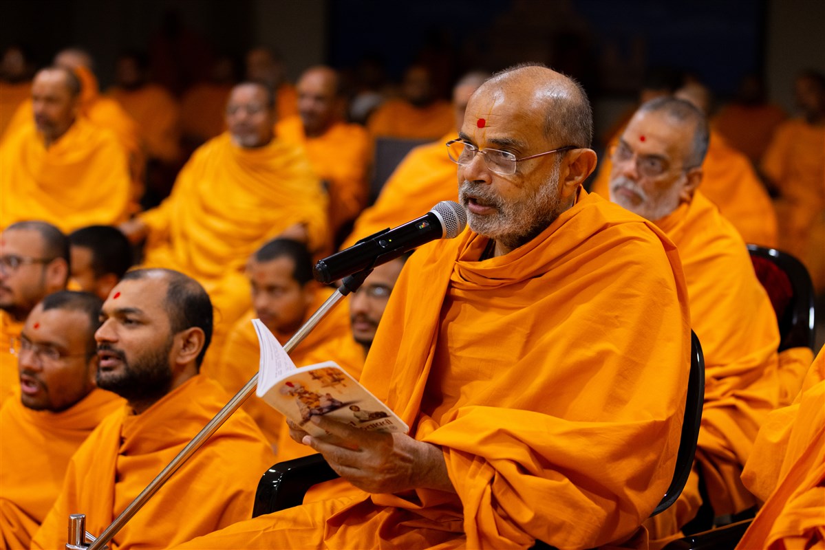 Gnaneshwar Swami sings a kirtan in Swamishir's puja