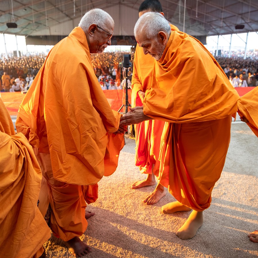 Swamishri greets Pujya Doctor Swami with 'Jai Swaminarayan'
