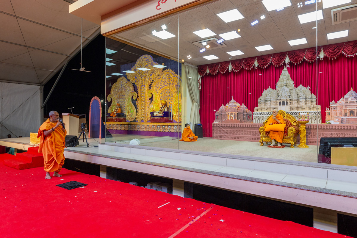 Munivandan Swami presents before Swamishri