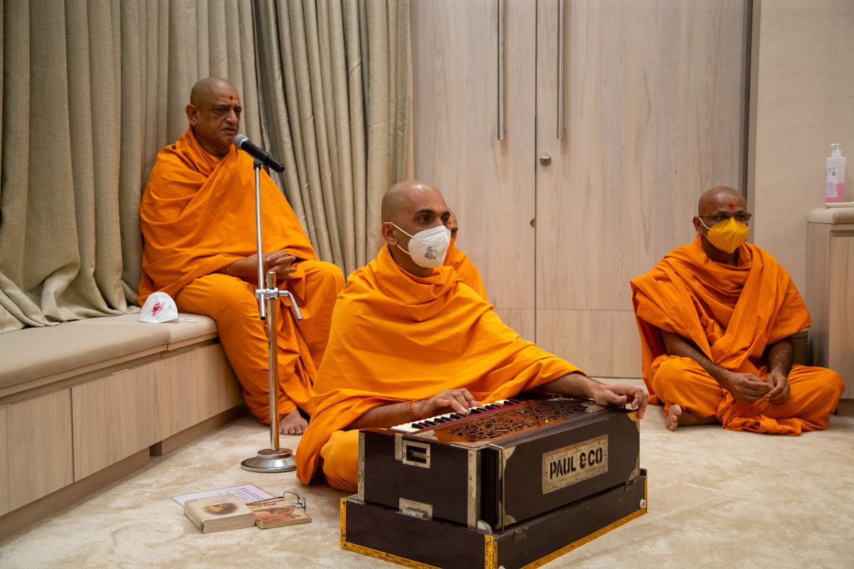 Krushnavallabh Swami sings a kirtan in Swamishri's daily puja