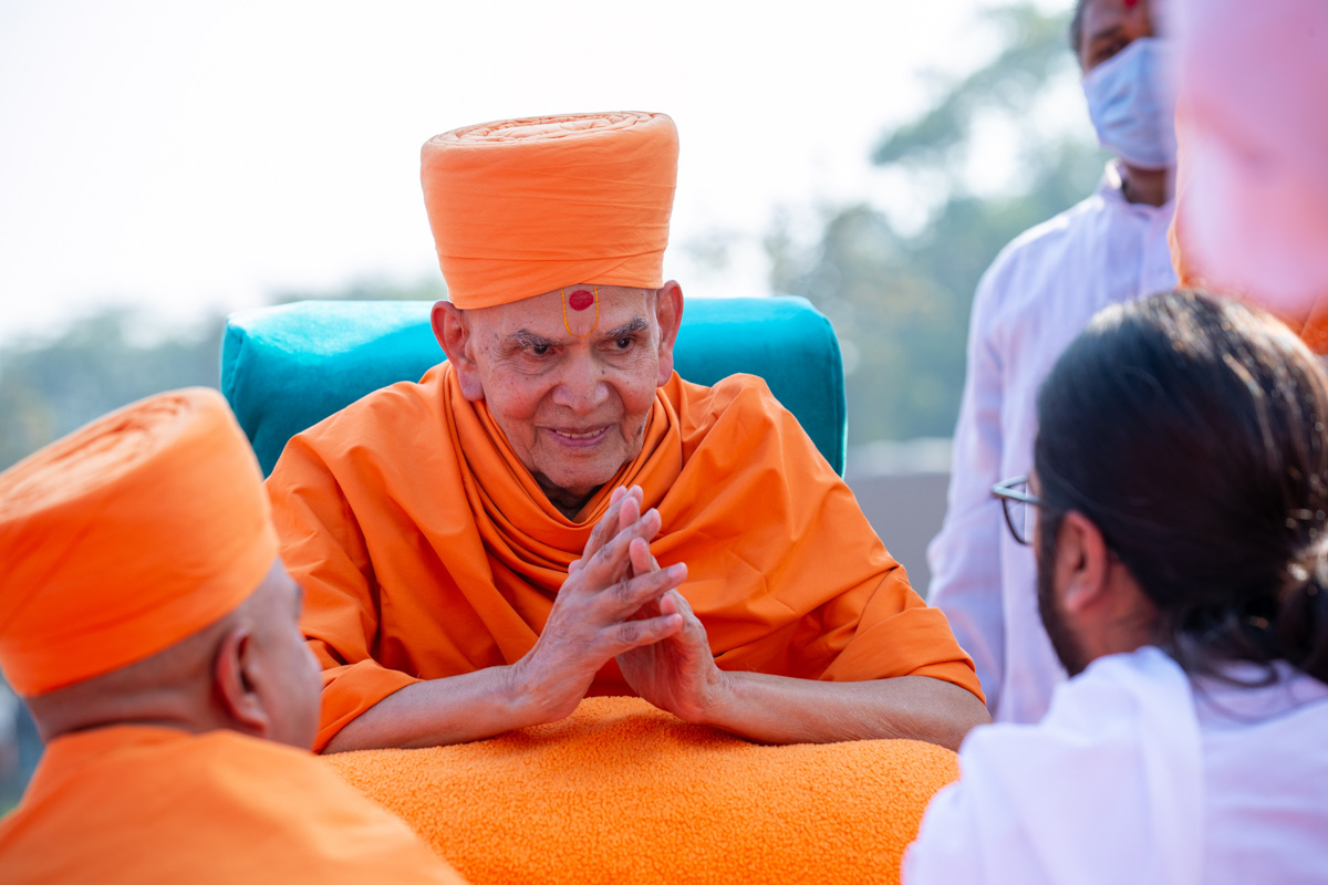Shri Atmaprit Nemiji welcomes Param Pujya Mahant Swami Maharaj 
