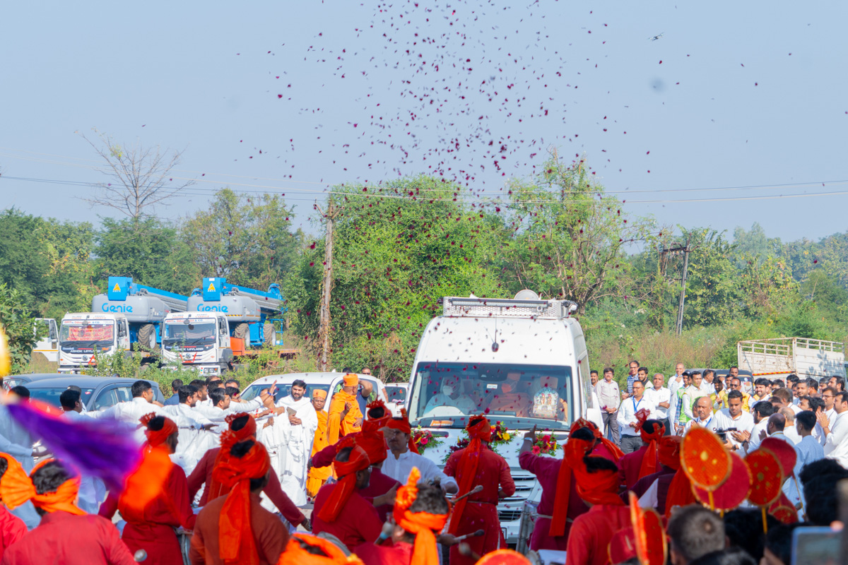 Swamishri on his way to the Shrimad Rajchandra Mission