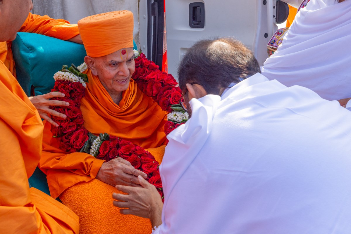 Pujya Gurudevshri Rakeshji welcomes Swamishri with a garland