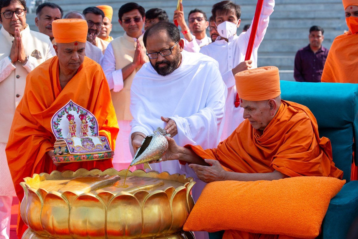 Swamishri and Pujya Rakeshji perform abhishek on the holy charanarvind of Shrimad Rajchandra