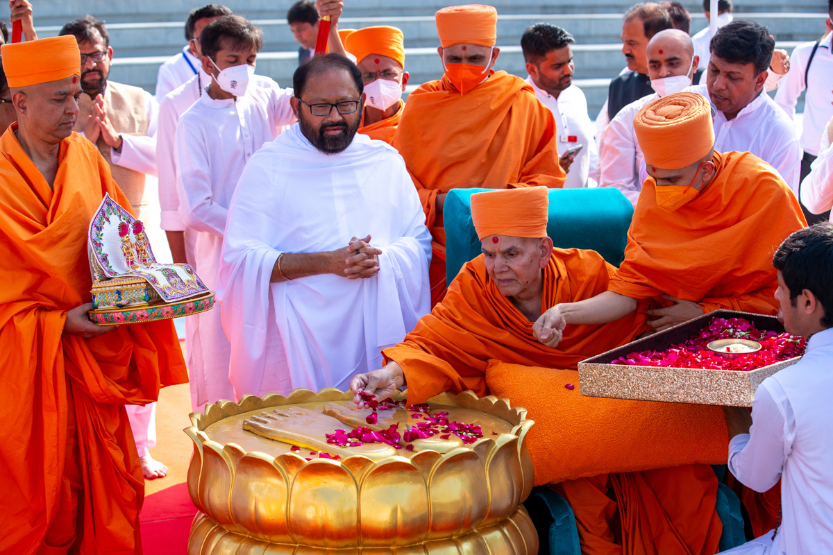 Swamishri offers flower petals on the holy charanarvind of Shrimad Rajchandra