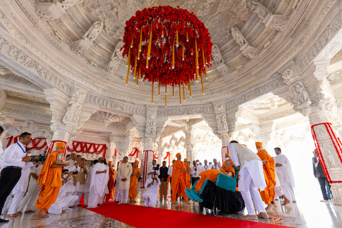 Swamishri observes carvings of the mandir dome