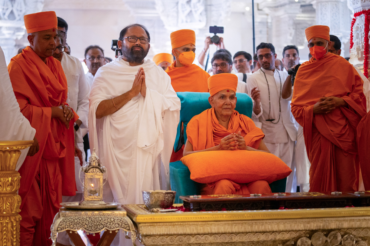 Swamishri engrossed in darshan of Shri Mahavirswami Bhagwan