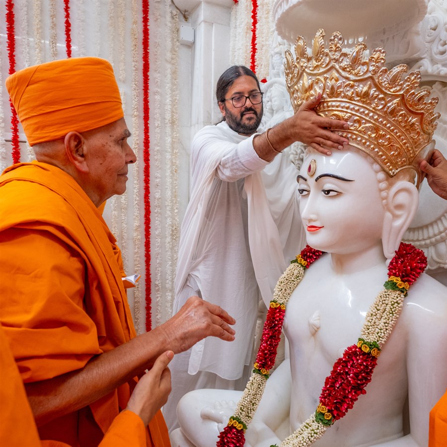 Swamishri engrossed in darshan of Shri Mahavirswami Bhagwan