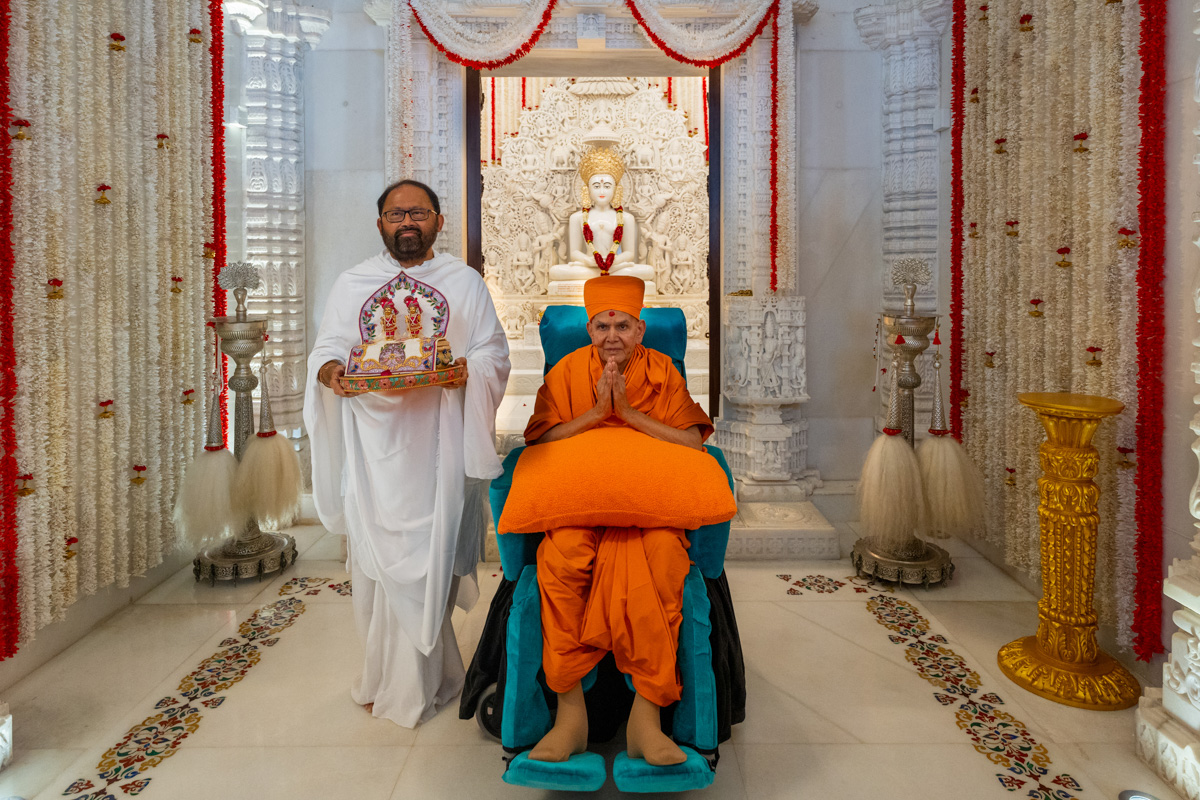 Swamishri and Pujya Gurudevshri Rakeshji with Shri Harikrishna Maharaj and Shri Gunatitanand Swami Maharaj