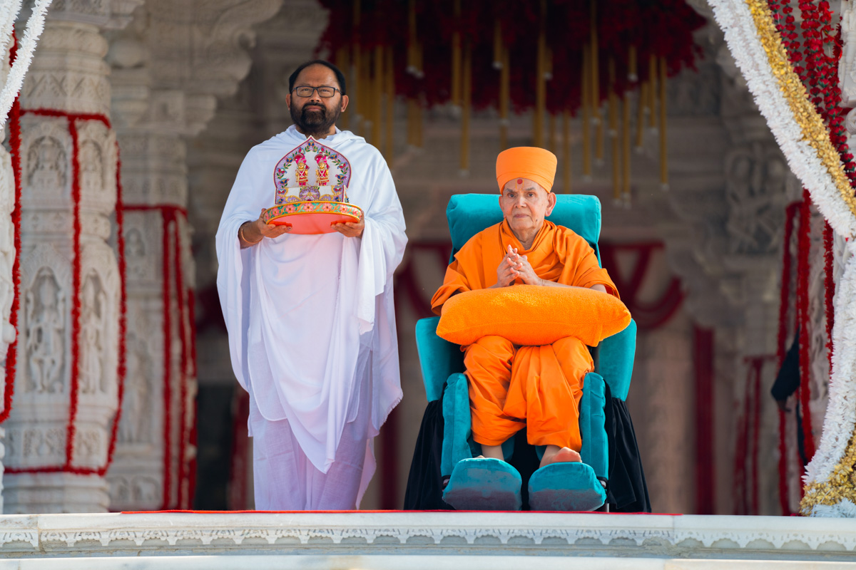 Swamishri and Pujya Gurudevshri Rakeshji with Shri Harikrishna Maharaj and Shri Gunatitanand Swami Maharaj