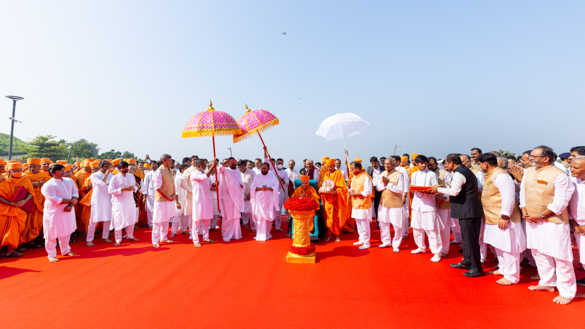 Swamishri, Pujya Gurudevshri Rakeshji and devotees during the opening ceremony of the Raj Sabhagruh - Satsang and Meditation Complex