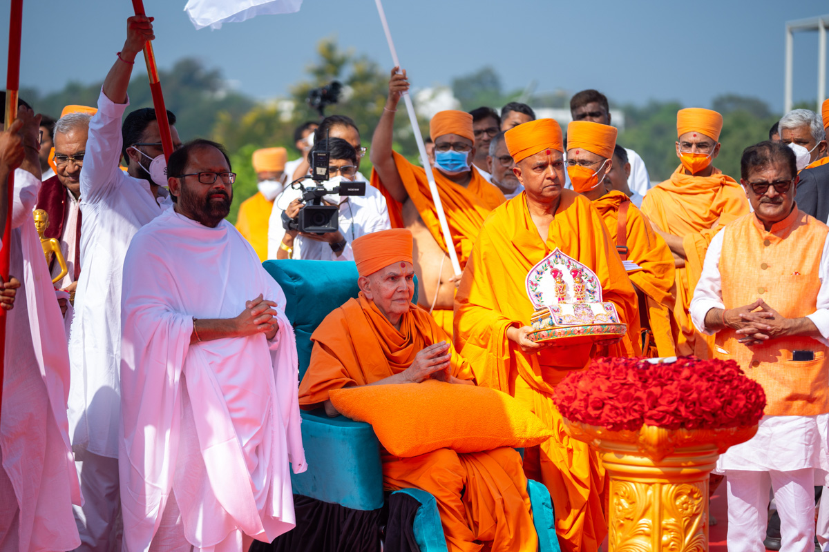 Swamishri and Pujya Gurudevshri Rakeshji during the opening ceremony