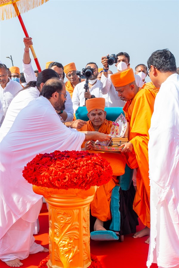 Pujya Gurudevshri Rakeshji offers a remote to Shri Harikrishna Maharaj and Shri Gunatitanand Swami Maharaj for the opening of the Raj Sabhagruh