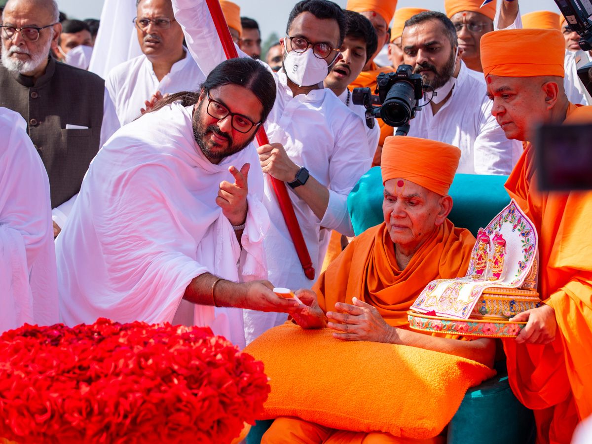 Swamishri presses a button to inaugurate the Raj Sabhagruh