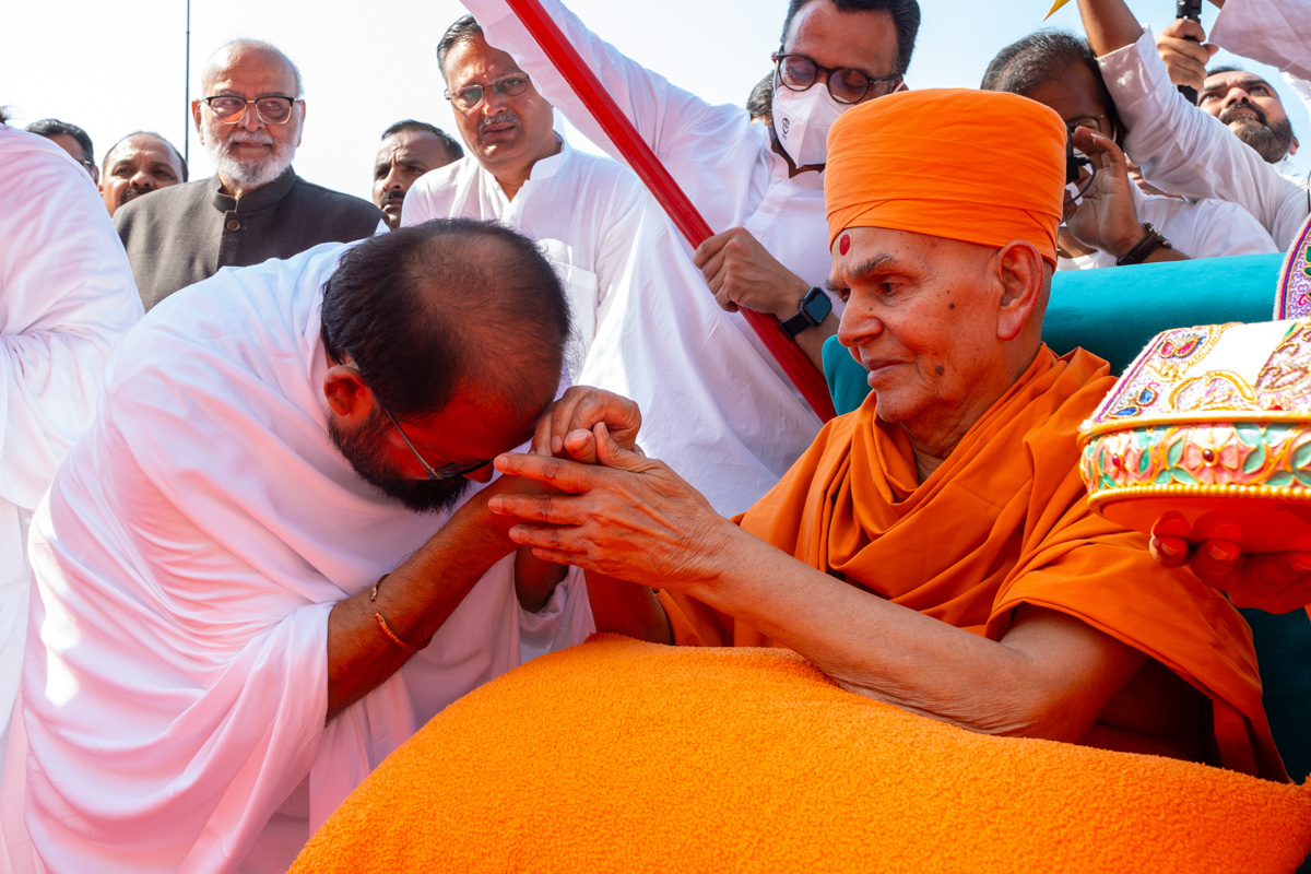 Pujya Gurudevshri Rakeshji greets Swamishri
