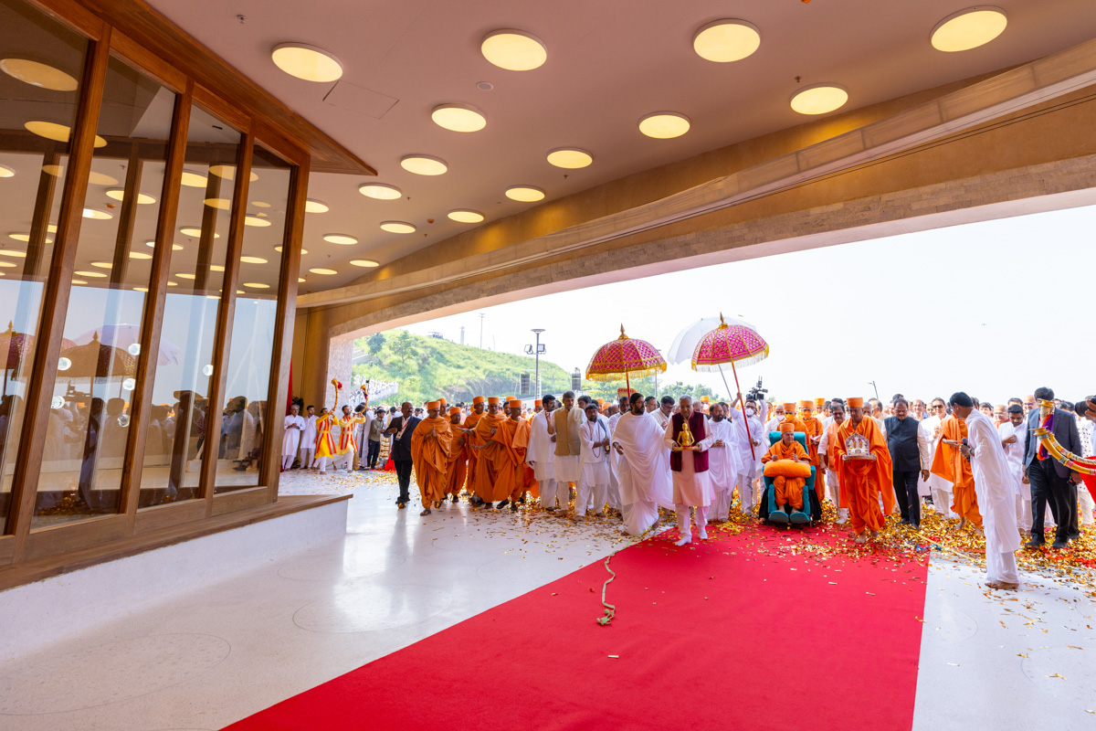 Swamishri on his way to the newly inaugurated sabhagruh