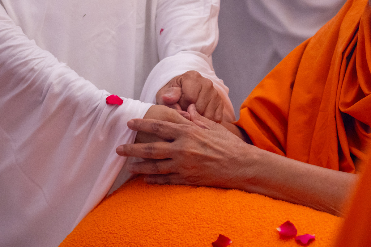 Swamishri greets Pujya Rakeshji