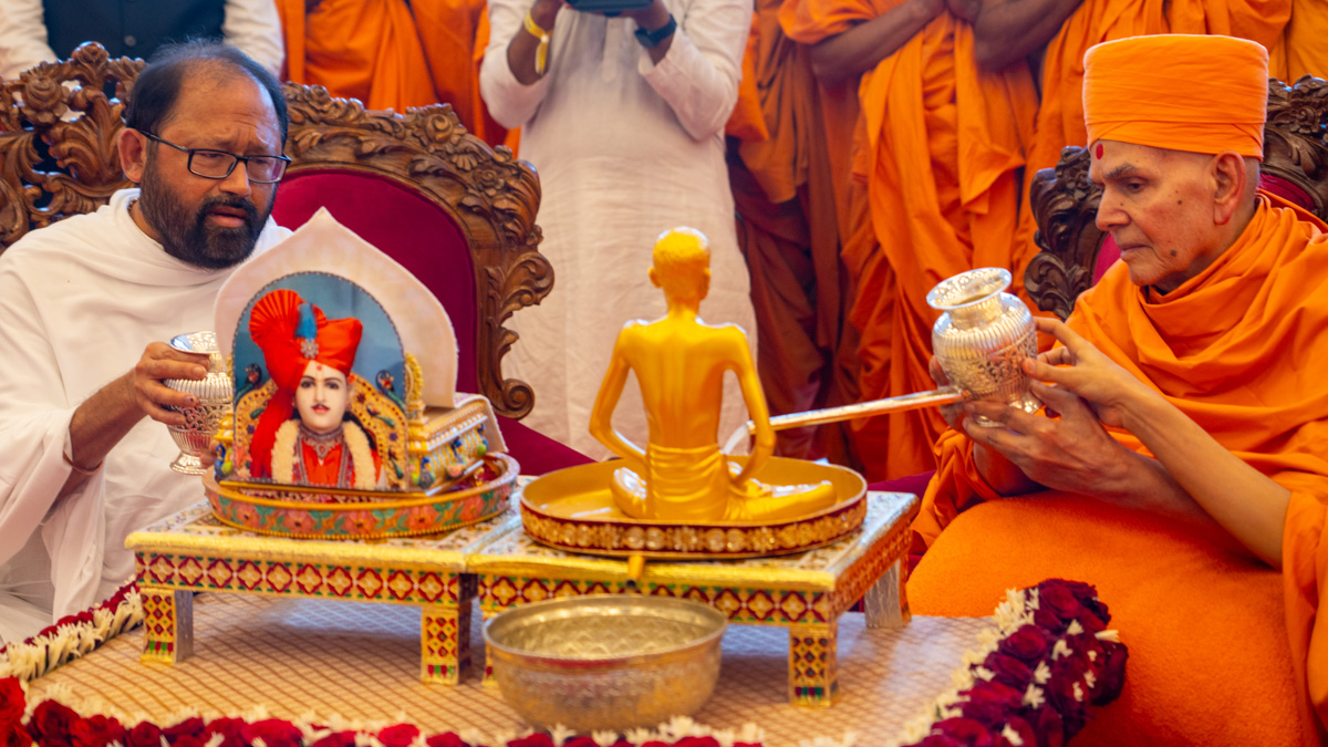Swamishri and Pujya Gurudevshri Rakeshji perform the pujan rituals of murtis