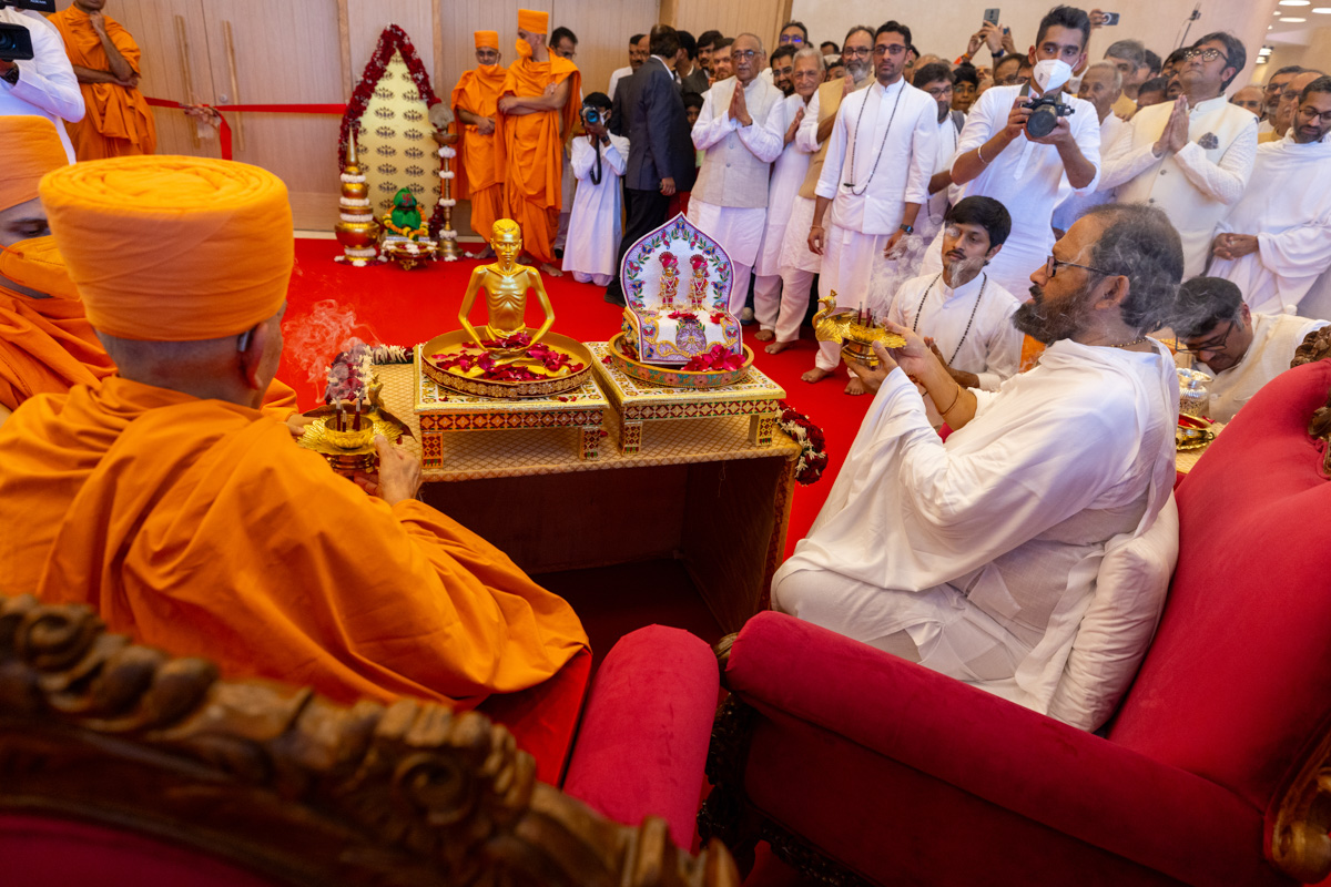 Swamishri and Pujya Gurudevshri Rakeshji perform the dhup arti