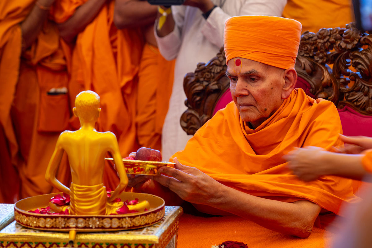 Swamishri offers fruits to Shrimad Rajchandraji