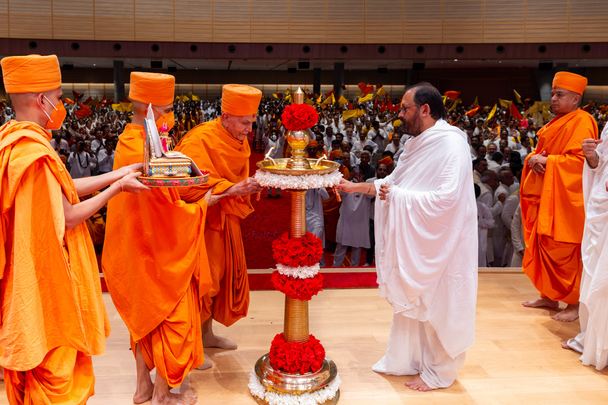 Swamishri and Pujya Gurudevshri Rakeshji light the inaugural lamp