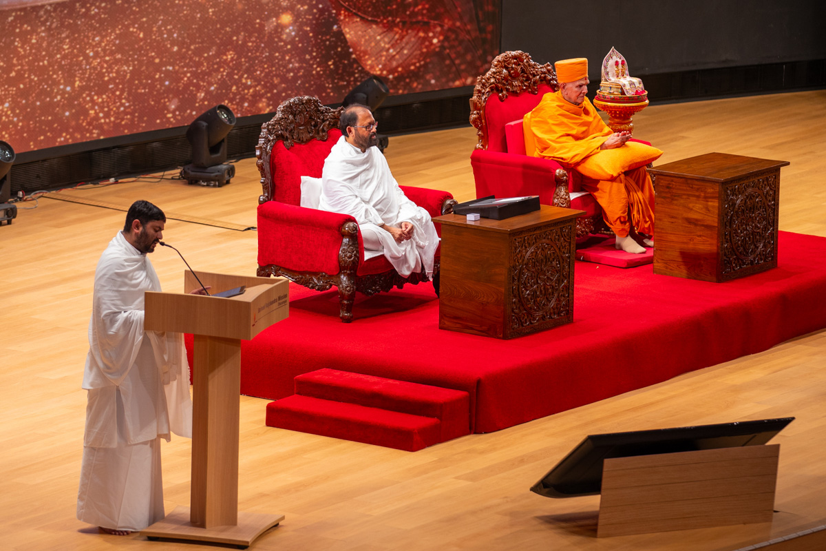 Swamishri and Pujya Gurudevshri Rakeshji on the stage during the assembly