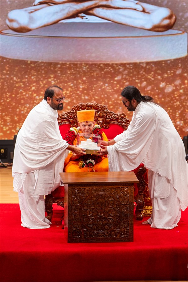 Pujya Gurudevshri Rakeshji and Shri Atmaprit Nemiji present a memento to Swamishri