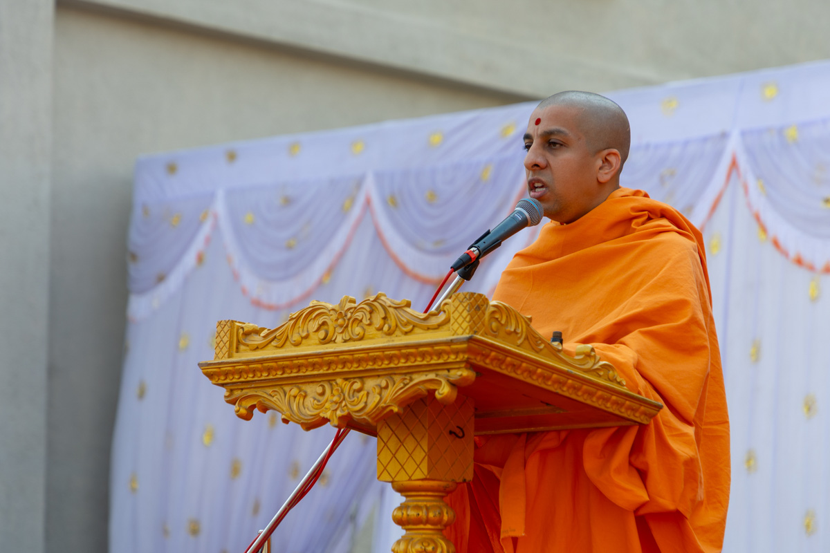 A swami addresses the assembly