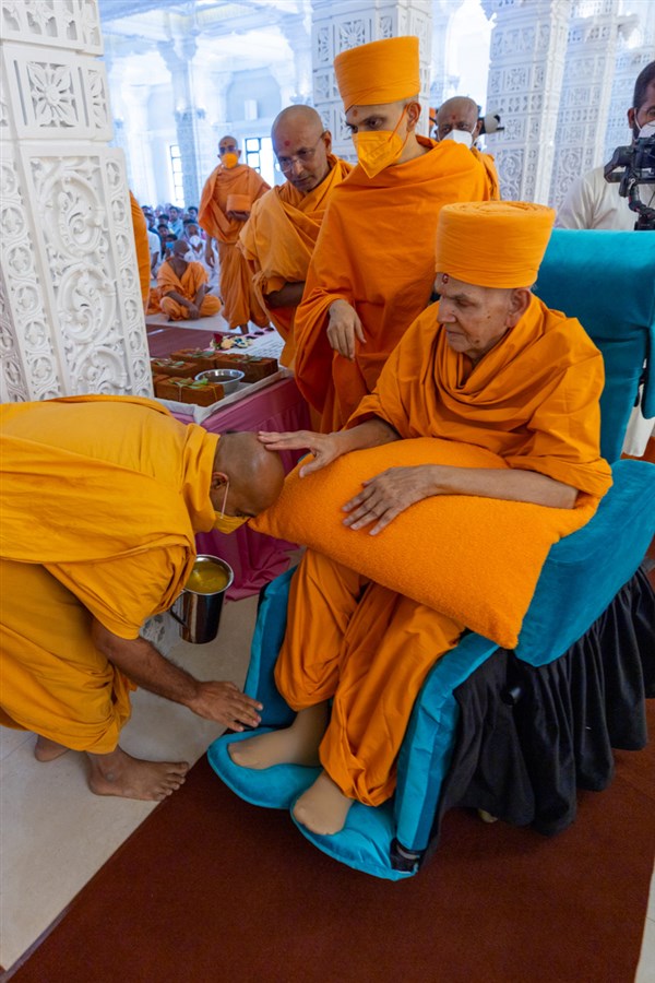 Swamishri blesses a swami
