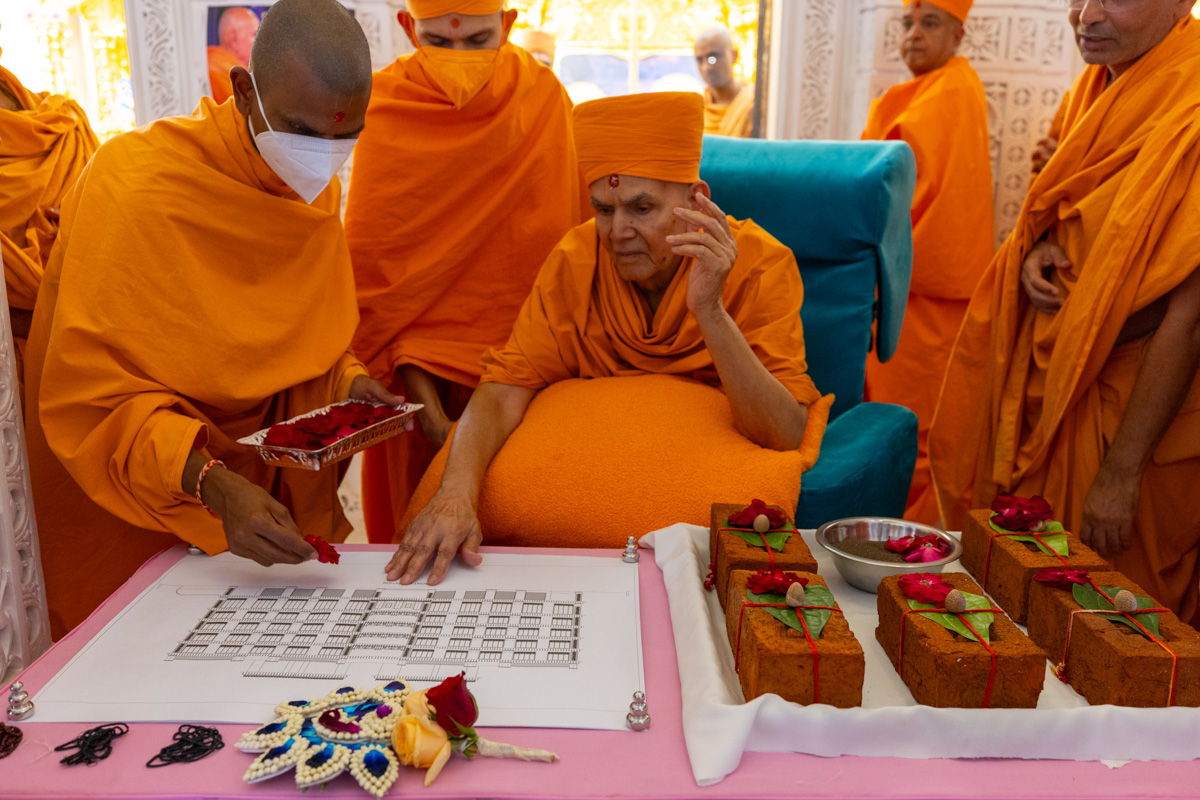 Swamishri sanctifies the plan