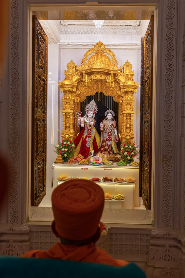 Swamishri engrossed in darshan of Shri Krishna Bhagwan and Radhaji