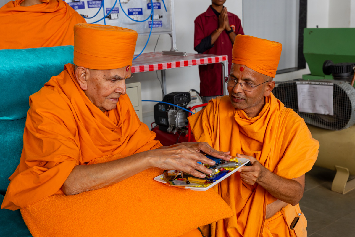Swamishri sanctifies some instruments